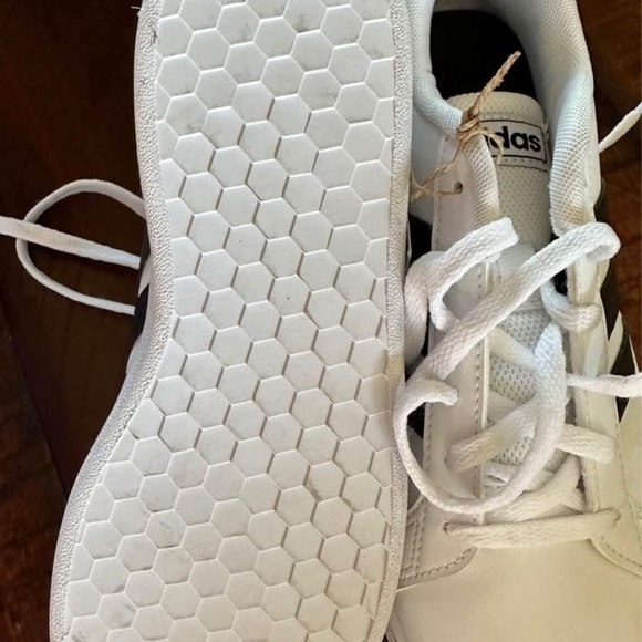 Boys Adidas Gym Shoes - Picture 3 of 3